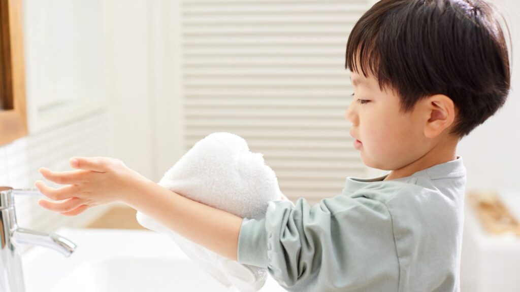 Kid practices daily living skill of handwashing in autism