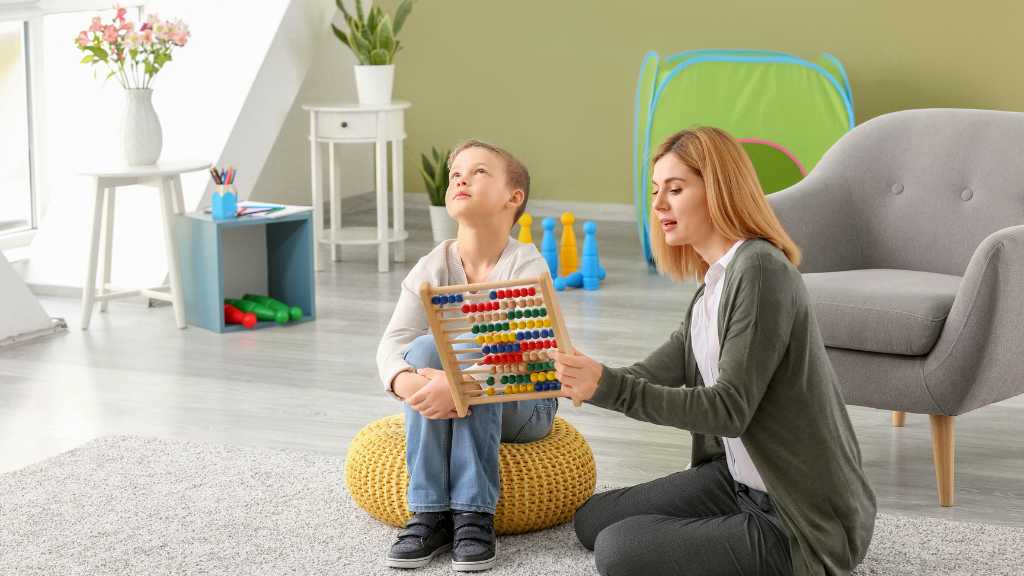 Therapist observes toddler developmental skills during M-CHAT test follow-up