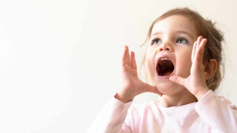 Toddler does not respond to name. Toddler calling out loudly, responding to name milestone and communication development